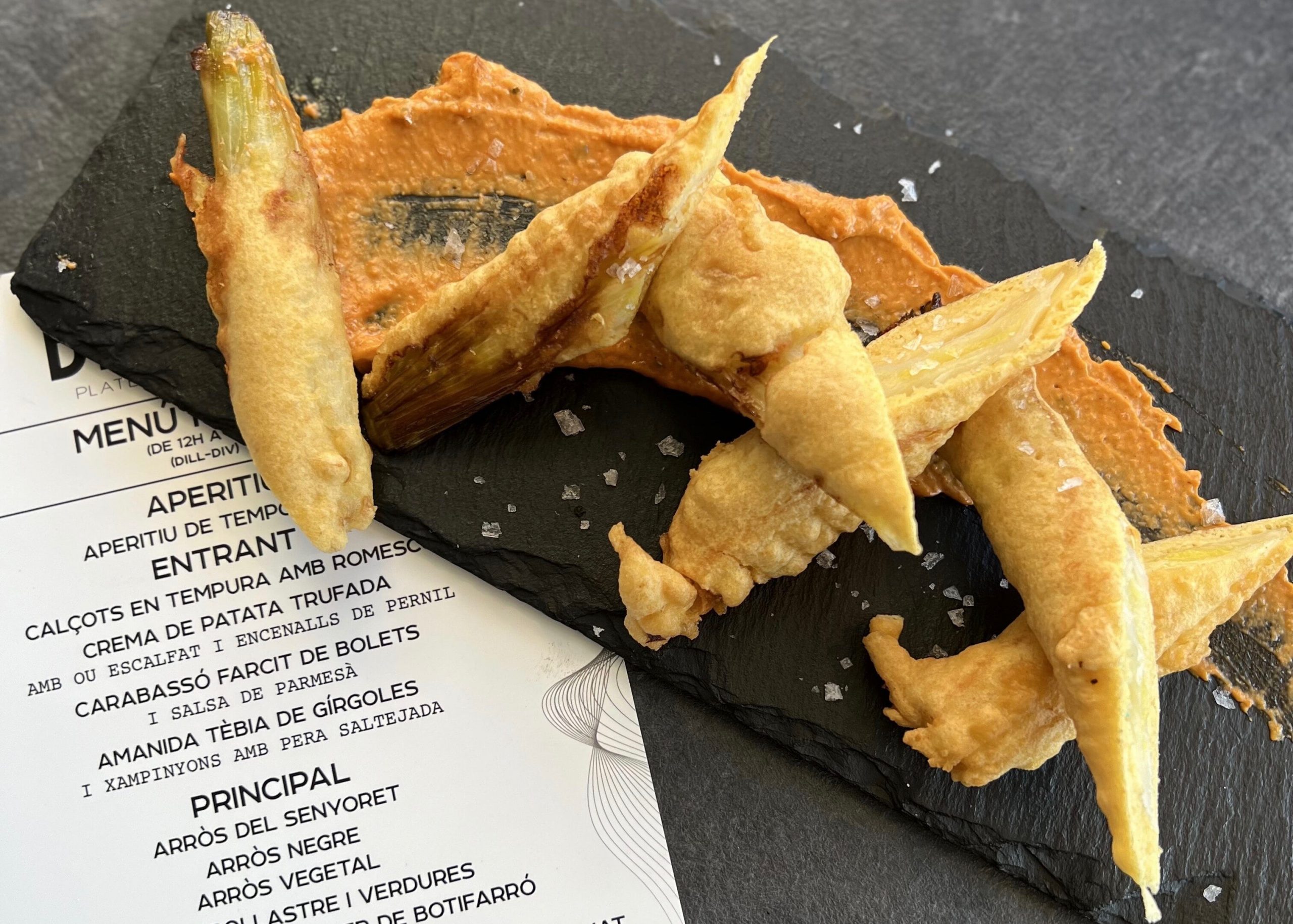 Recepta: Calçots en tempura amb romesco