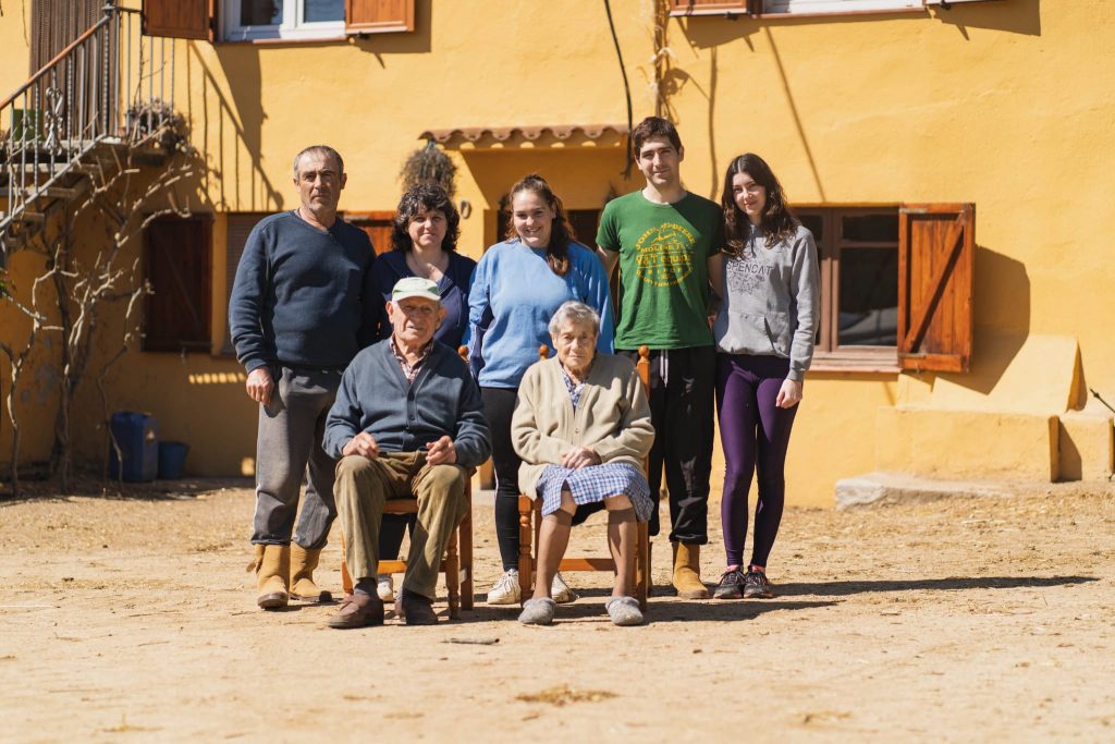 Tres generacions d’una família dedicada a la ramaderia bovina de llet a Tordera: els Carbó. Foto: Ramaderia Can Pinell